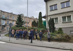 Przed budynkiem Poczty Polskiej